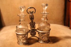 Francuski srebrny kabaret do oliwy i octu Empire XIX w. – putta na psach, srebro próby 800, karafki