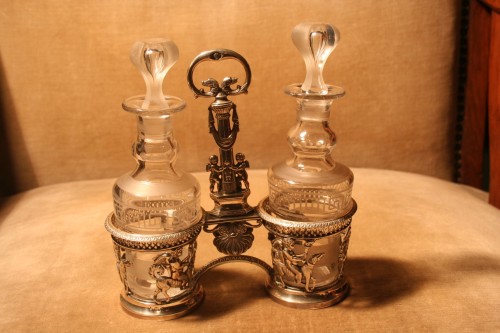 Francuski srebrny kabaret do oliwy i octu Empire XIX w. – putta na psach, srebro próby 800, karafki