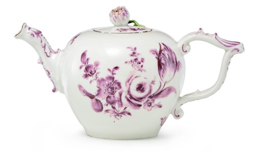 Miśnia, mały dzbanek do herbaty z purpurowymi kwiatami, 1740r