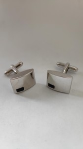 Srebrne prostokątne spinki  do mankietów z czarną aplikacją