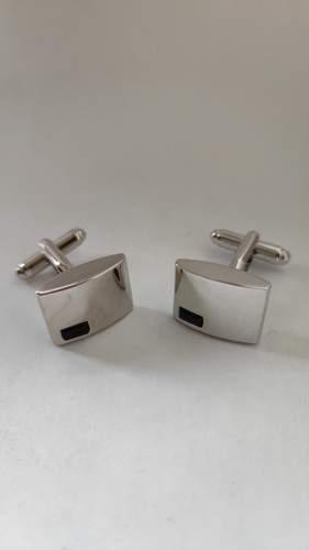 Srebrne prostokątne spinki  do mankietów z czarną aplikacją