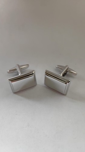 Klasyczne prostokątne spinki do mankietów w kolorze srebrnym z połyskiem