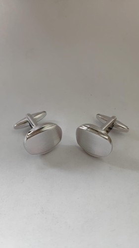 Owalne srebrne spinki do mankietów ze szczotkowaną strukturą 