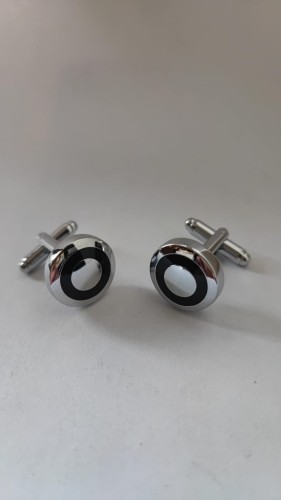 Okrągłe spinki do mankietów w kolorze srebrnym z czarnym emaliowanym kołem