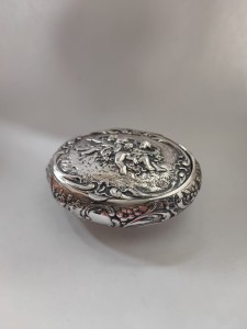 Srebrne puzderko, szkatułka z wytłoczonym ornamentem w putta.