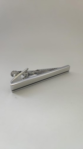 Spinka do krawata srebrna błyszcząca z czarną asymetrycznie ulokowaną kreską