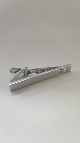 Spinka do krawata srebrna matowa z dwoma otworami