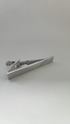 Spinka do krawata srebrna matowa prostokątna ze skośnymi aplikacjami