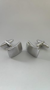 Spinki do mankietów srebrne matowe w kształcie delikatnie wygiętego prostokąta