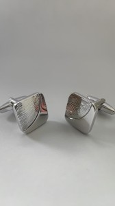 Spinki do mankietów z połyskiem w kolorze srebrnym kwadratowe o zaokrąglonych rogach