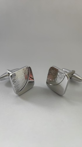 Spinki do mankietów z połyskiem w kolorze srebrnym kwadratowe o zaokrąglonych rogach