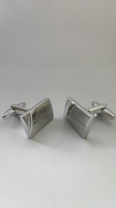 Spinki do mankietów w kolorze srebrnym błyszcząco matowe