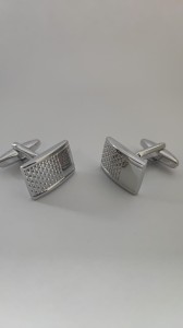 Spinki do mankietów srebrne z połyskiem lekko wypukłe