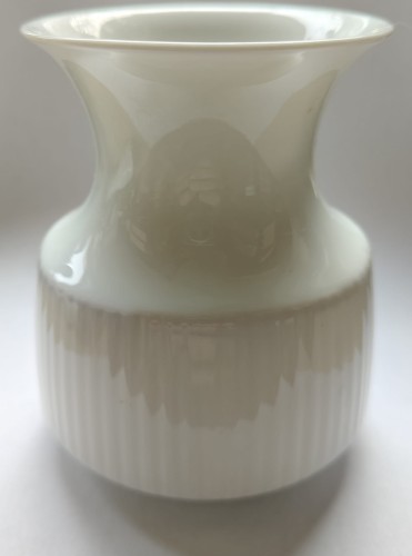 Biały wazon porcelanowy Rosenthal Modulation z serii Studio Line, projekt Tapio Wirkkala, Niemcy ok 1970r