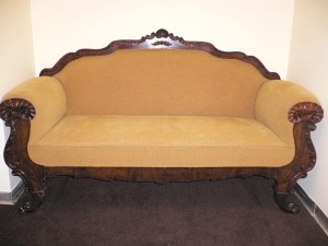 Przyścienna sofa mahoniowa z połowy XIX w.