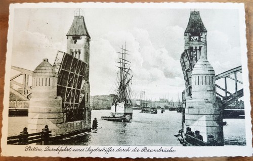 Stettin-Durchfahrt Eines Legelschiffes durch die Baumbrucke
